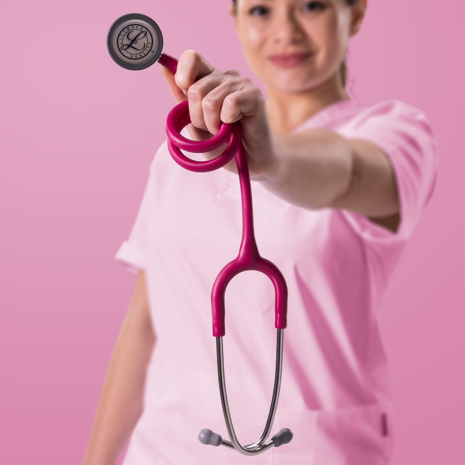 רופאה מציגה פעמון סטטוסקופ ליטמן קלאסיק 3 אדום פטל